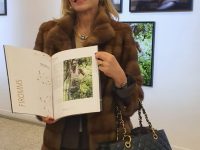 La Presidente FIROMMS mentre illustra il catalogo della Mostra. JPG